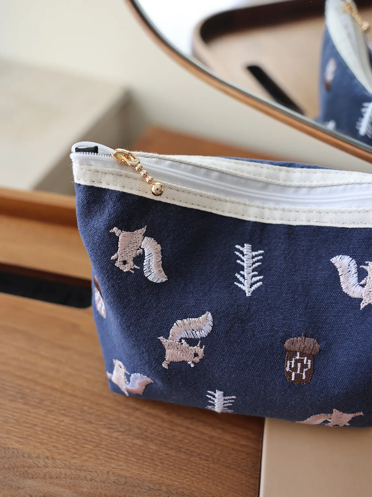 pochette de maquillage brodée en forme d'écureuil pour femmes, utilisation quotidienne, sac de rangement portable de voyage, doublure intérieure mignonne et tendance