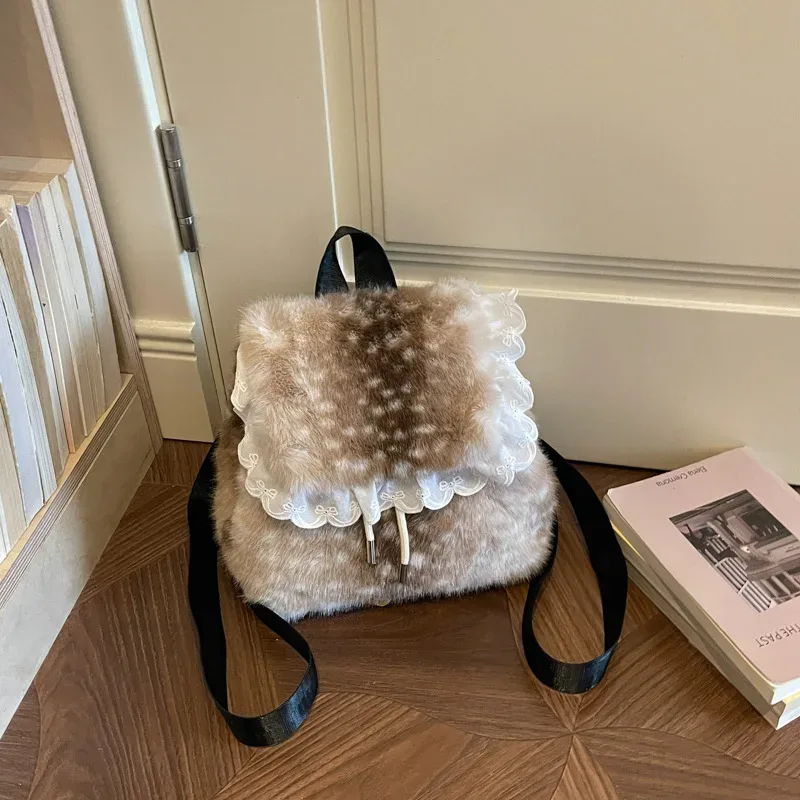 sac à dos en peluche tendance avec rabat à volants en dentelle, grande capacité, sac de voyage décontracté, sac d'école vintage, sac à dos doux et mignon pour femmes.