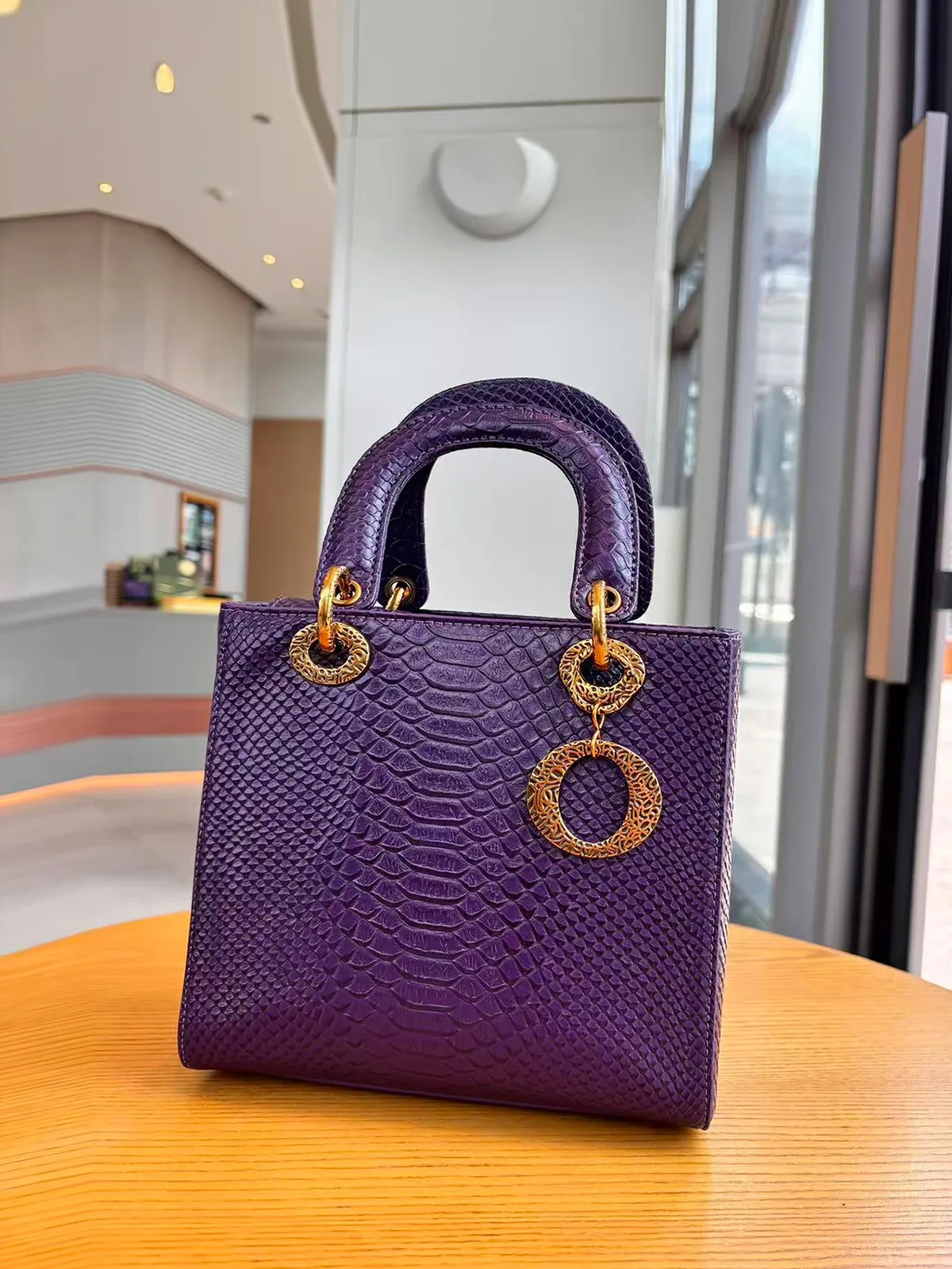 nouveau sac à main femme luxe 2026, motif serpent, design de niche, texture raffinée, petit sac exotique, sac à bandoulière polyvalent pour le quotidien