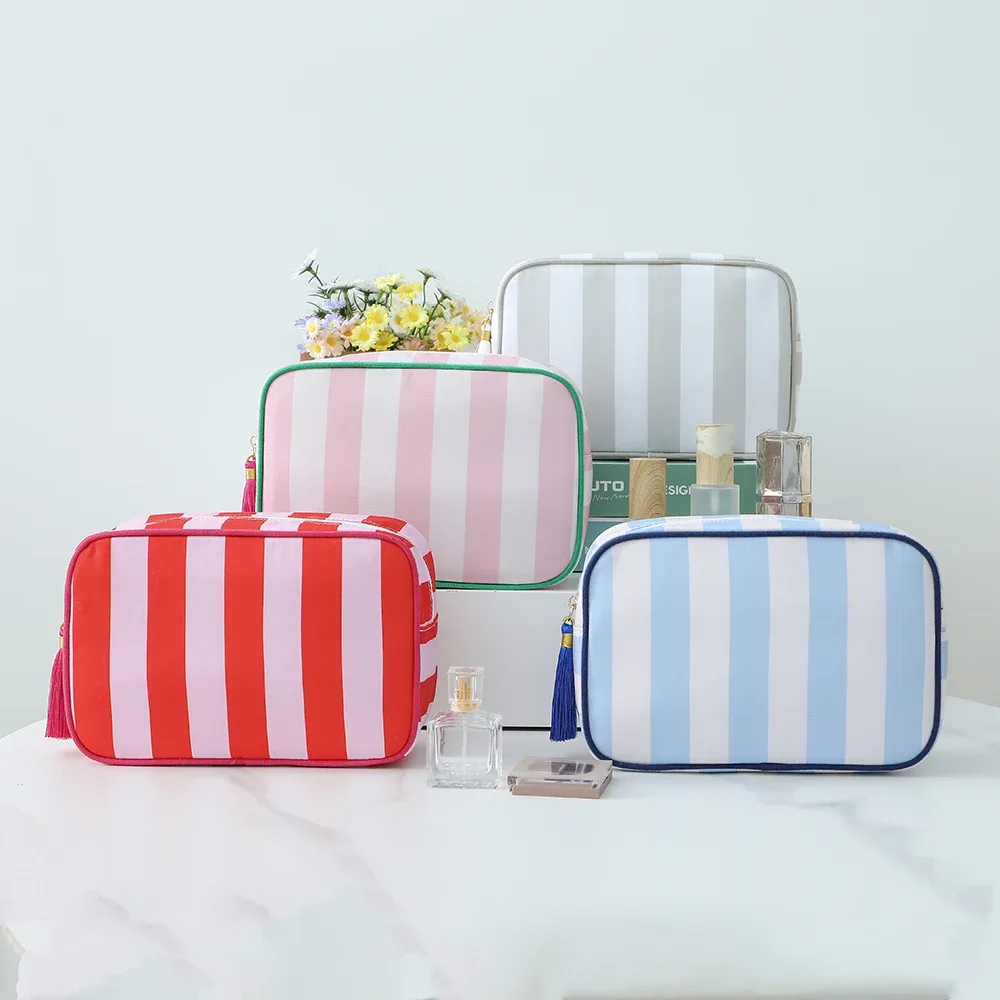 grand sac à cosmétiques portable rayé pour femmes, sac de maquillage à pompon avec fermeture éclair, pochette de rangement de grande capacité