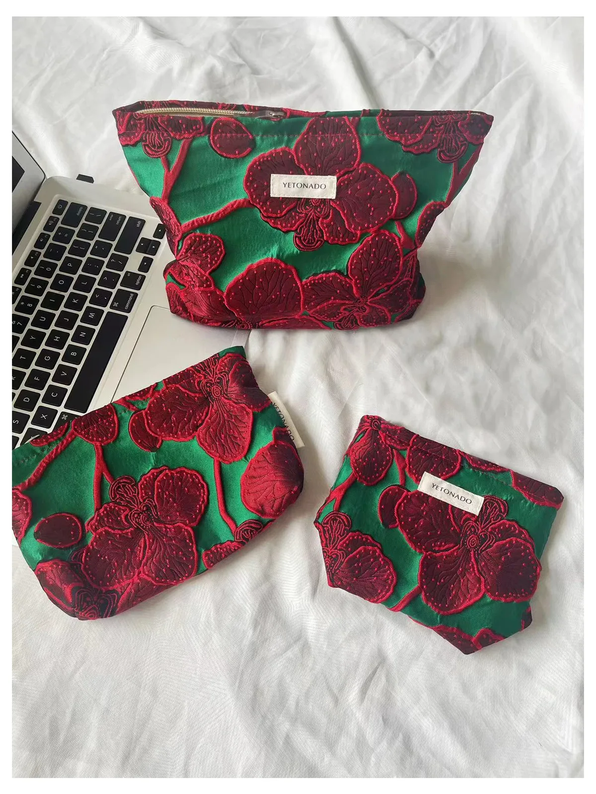 trousse polyester motif floral rose rouge voyage maquillage toile brillante petit rectangulaire fermeture glissière dorée