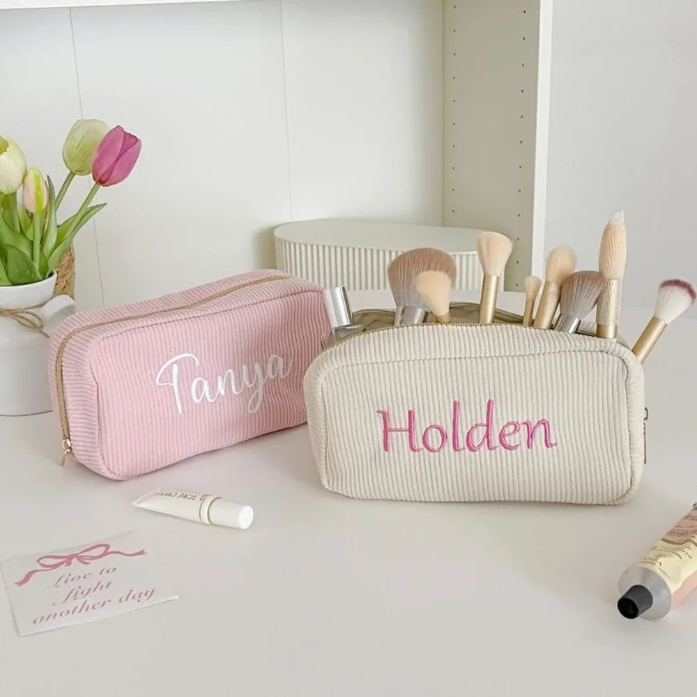 pochette à maquillage en velours côtelé brodée, sac cosmétique personnalisé avec nom, trousse de toilette monogramme, cadeaux pour demoiselles d'honneur, cadeaux pour enterrement de vie de jeune fille
