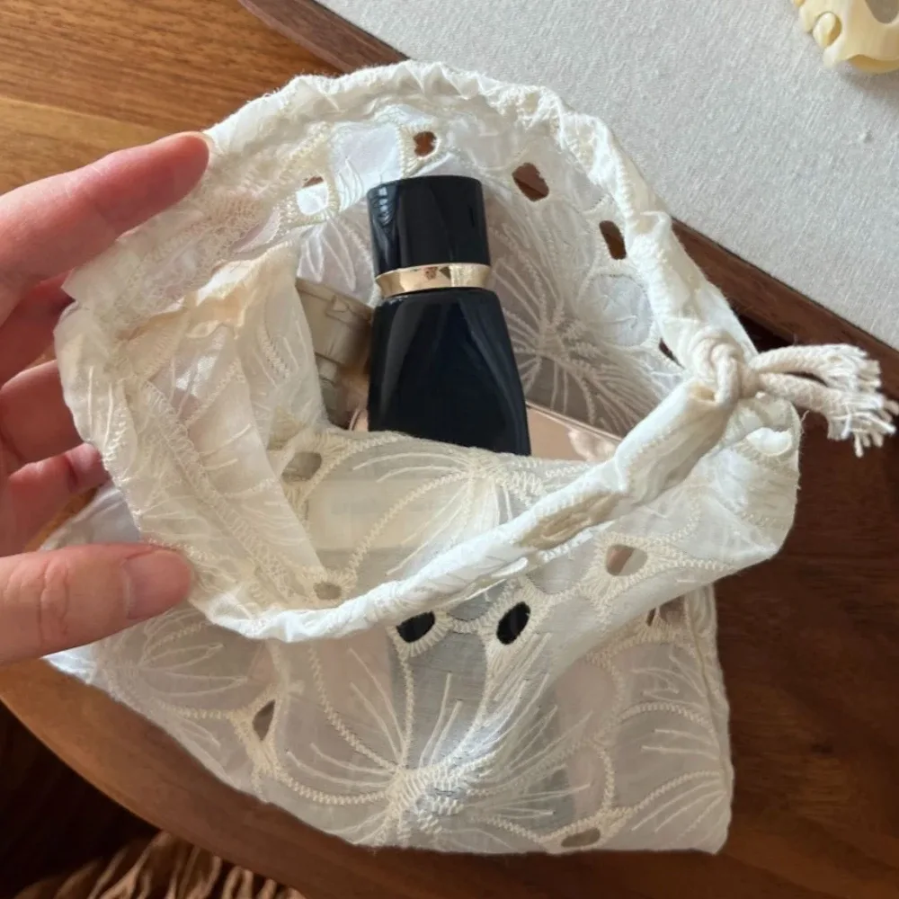 sacs de rangement cosmétiques vintage en dentelle blanche brodée, étuis en coton à motif floral ajouré avec cordon de serrage, pochette de rangement pour maquillage