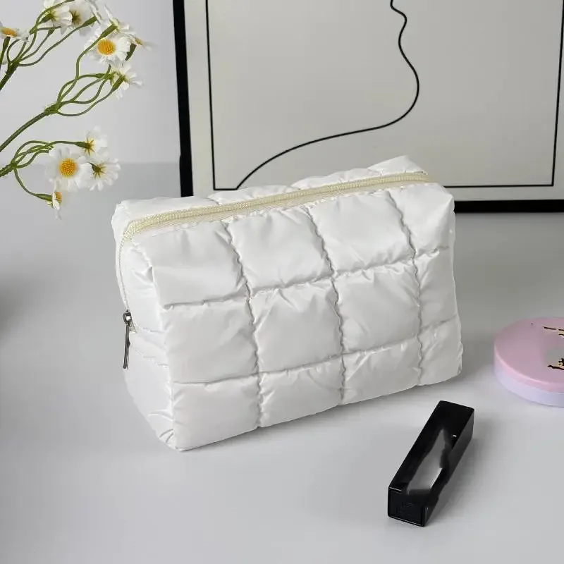 pochette cosmétique matelassée avec un grand espace pour les voyages