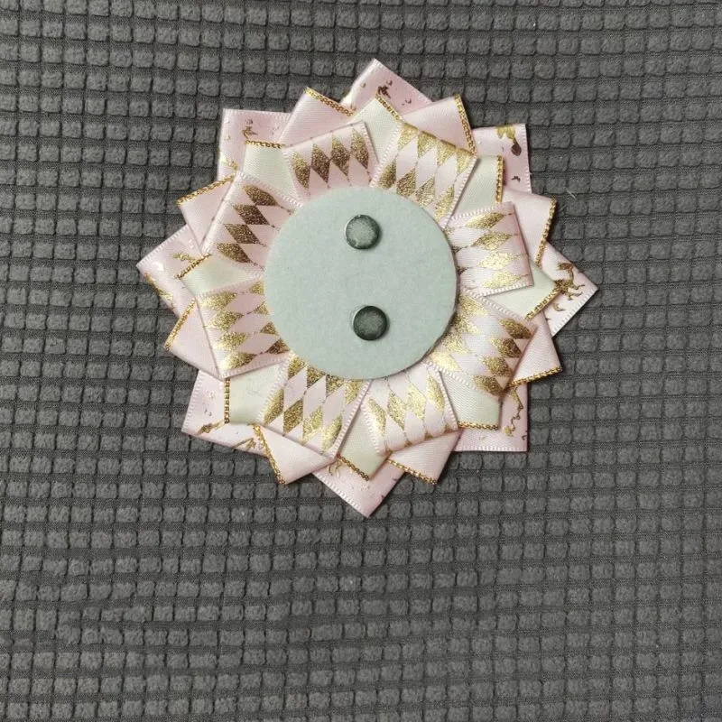accessoires de luxe pour sacs ita. badge artisanal, décoration en ruban et rosette. sac à dos lolita avec porte-gadget en soie