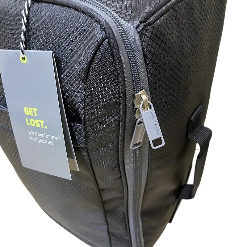 sac voyage polyester noir motif géométrique relief roulettes fixes poignée supérieure hauteur cinquante centimètres