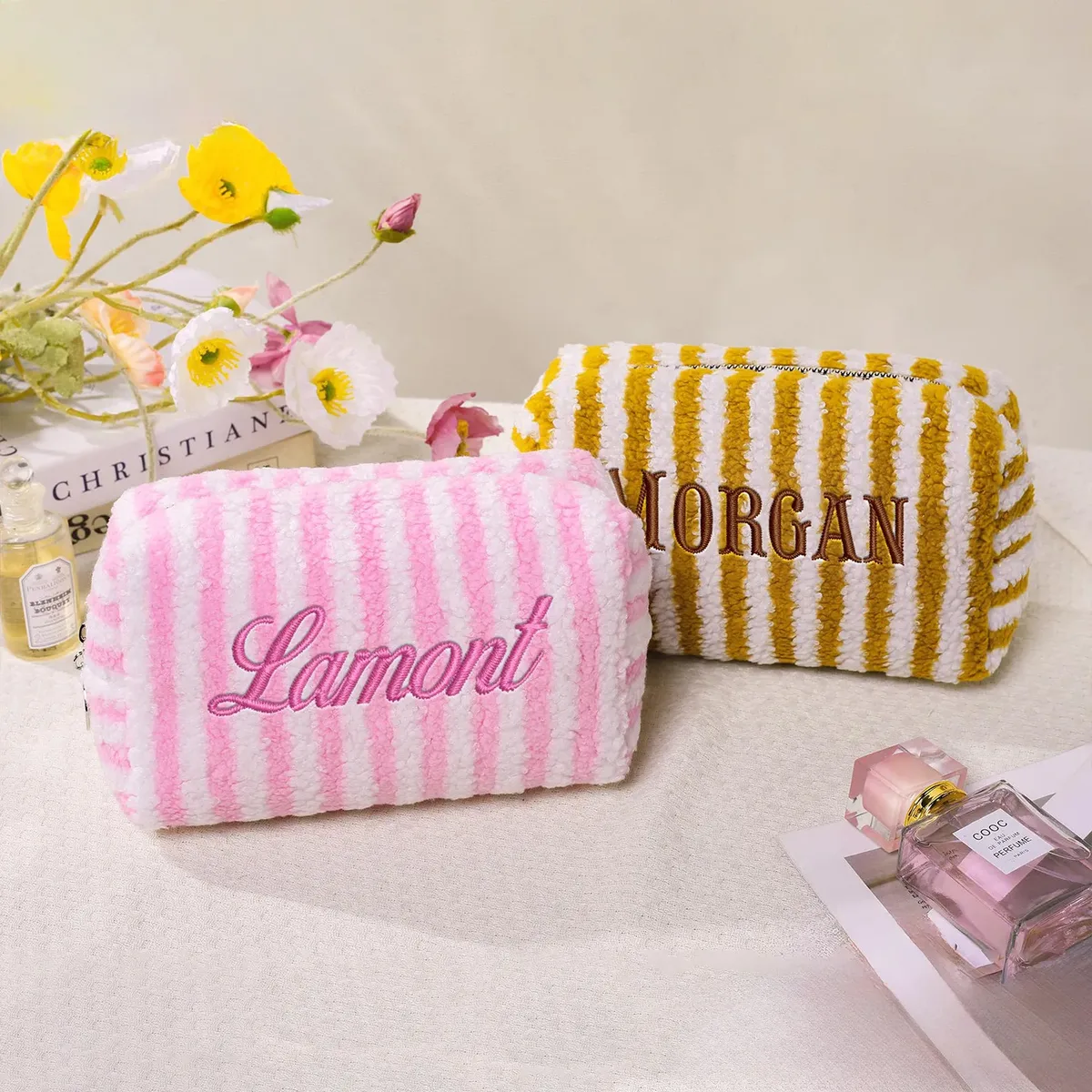 pochette de maquillage personnalisée brodée en seersucker, grande pochette cosmétique rayée matelassée, organiseur de toilette de voyage, cadeau de mariage pour demoiselle d'honneur