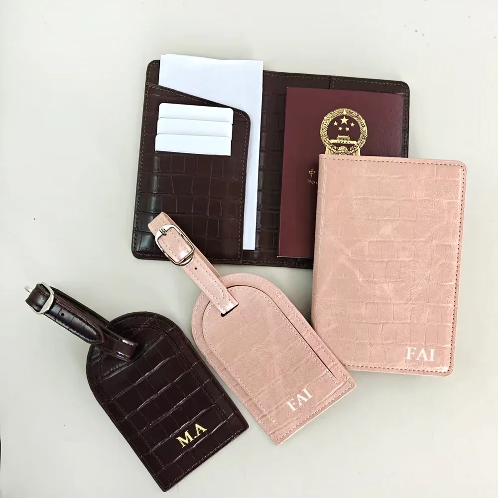 étiquette bagage polyester motif crocodile marron pochette passeport voyage identité bagage accessoires déplacement mode luxe