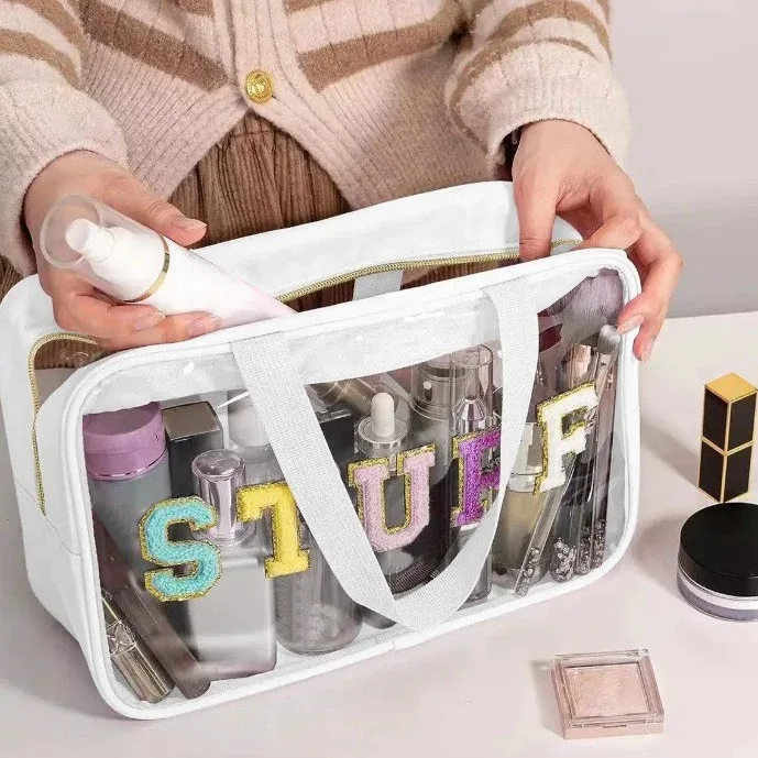 sac de maquillage transparent en pvc avec lettres brodées, sac de voyage imperméable de grande capacité, élégant organisateur de cosmétiques portable.