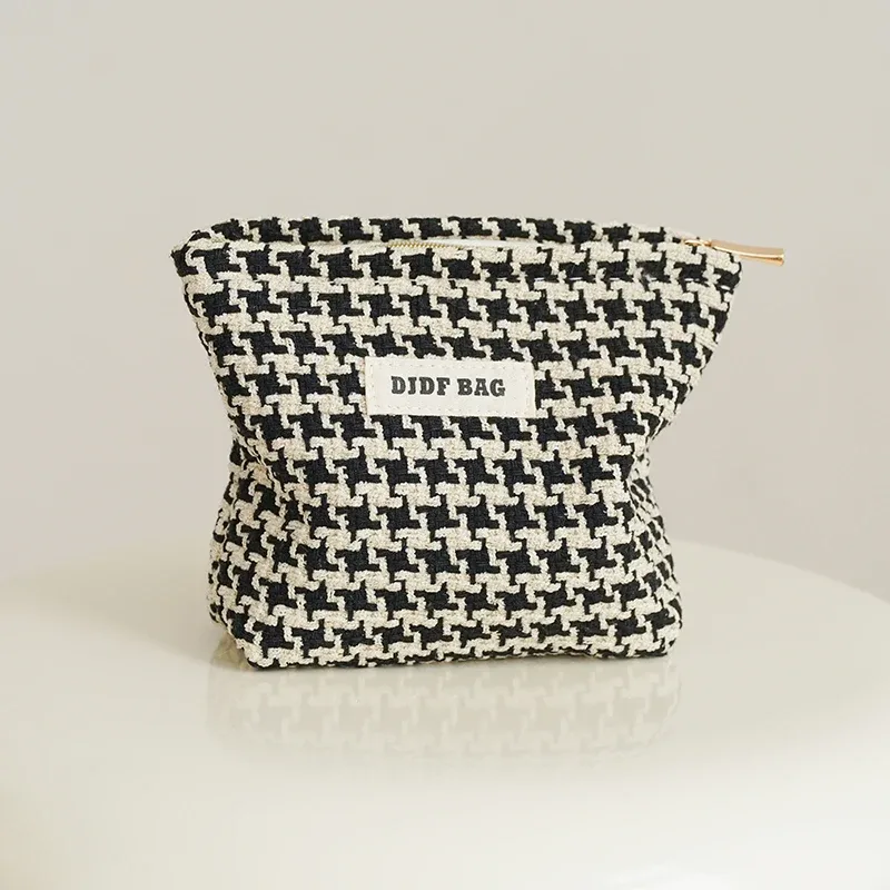 trousse toilette polyester noir blanc motifs points zip doré format carré oreiller minimaliste cosmétiques voyage femmes