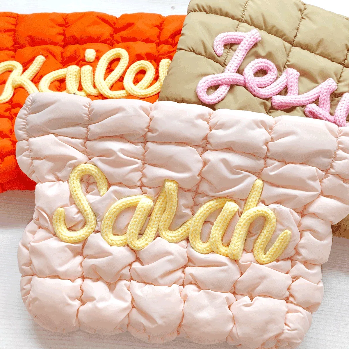 pochette à maquillage personnalisée — pochette zippée matelassée avec nom personnalisé | sac cadeau de voyage | organisateur de voyage portable ultra-doux