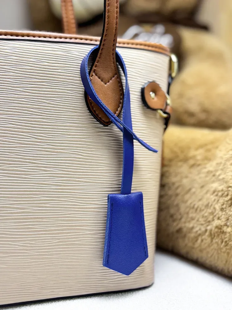 lettre personnalisable gratuite, nouveaux accessoires de sac en cuir pu, pendentif d'étiquette de bagage personnalisé multicolore, en stock pour garçons et filles