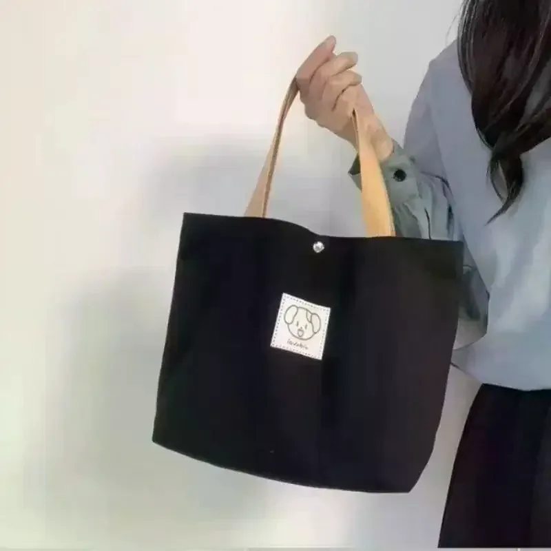les sacs fourre-tout en toile et les sacs bandoulière en toile sont parfaits pour transporter des fournitures scolaires ou pour les voyages.