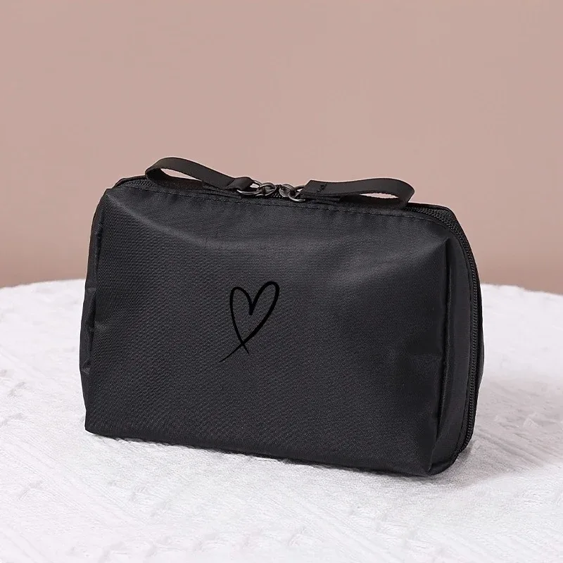 trousse de maquillage de voyage portable, trousse de rangement pour articles de toilette avec motif cœur, idéale pour les voyages, les activités quotidiennes et les activités de plein air.