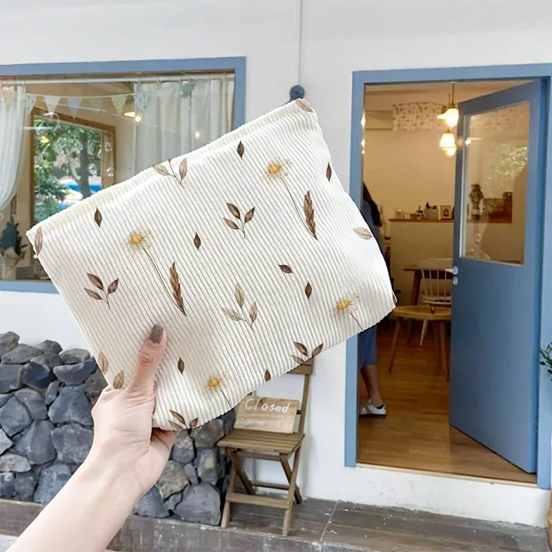 grande trousse de maquillage en velours côtelé, pochette cosmétique esthétique à imprimé feuilles d'automne et marguerites, organiseur de voyage doux avec fermeture éclair pour femmes