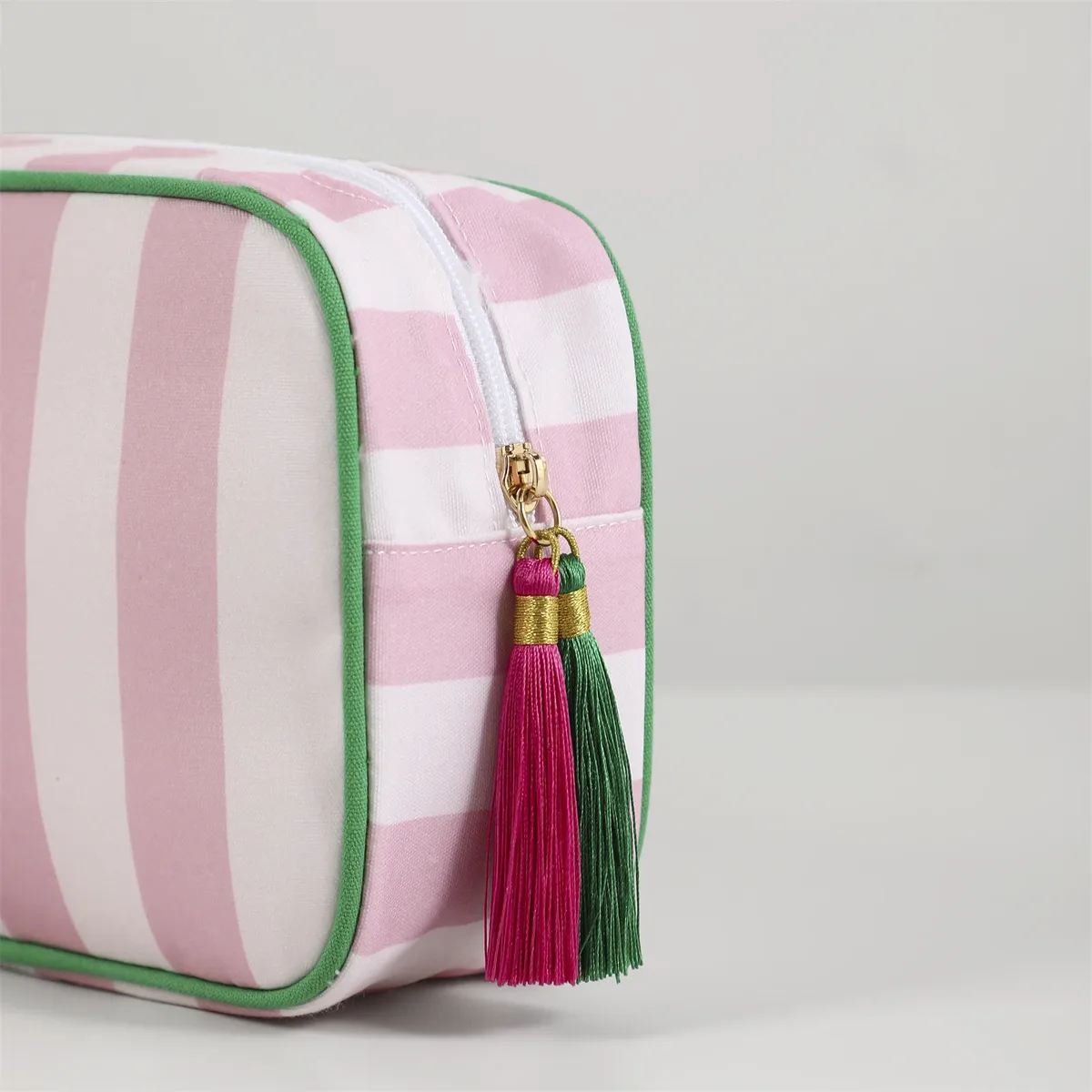 grand sac à cosmétiques portable rayé pour femmes, sac de maquillage à pompon avec fermeture éclair, pochette de rangement de grande capacité