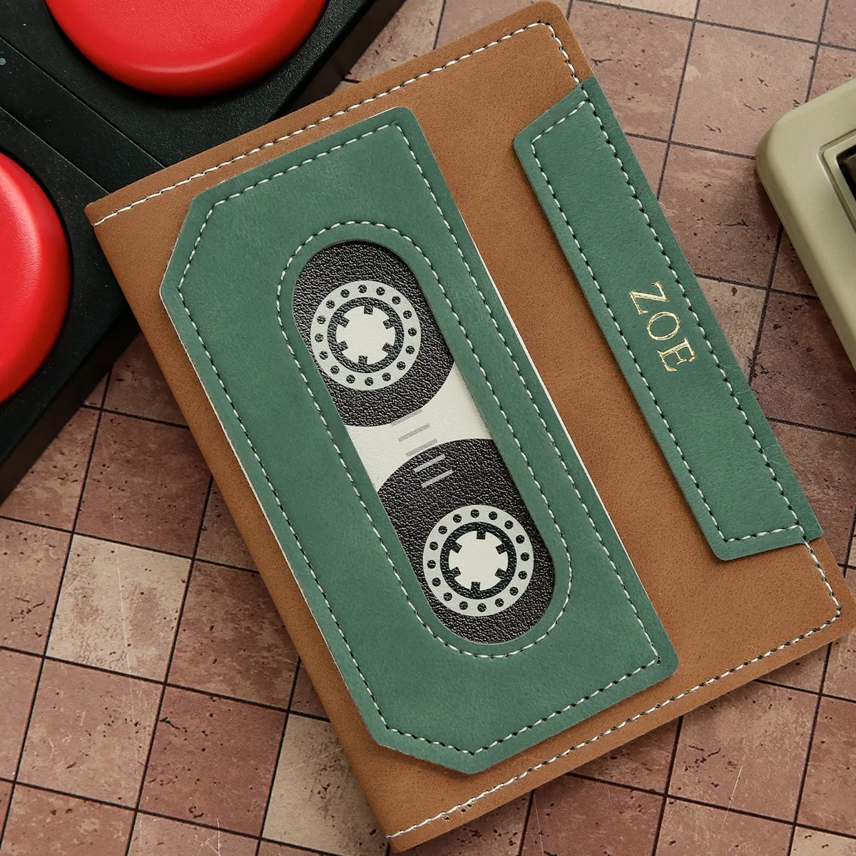 housse de passeport en pu à motif cassette rétro, porte-passeport multifonction avec emplacements cartes, personnalisable gravure prénom, accessoire de voyage vintage, cadeau original pour amateurs de voyages et musiqu