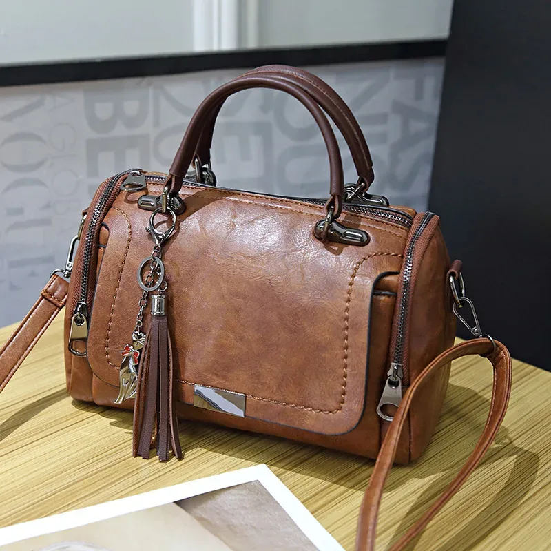 sac dos cuir pu marron motif coutures poignée supérieure pince chat chaînette format ovale voyage fille
