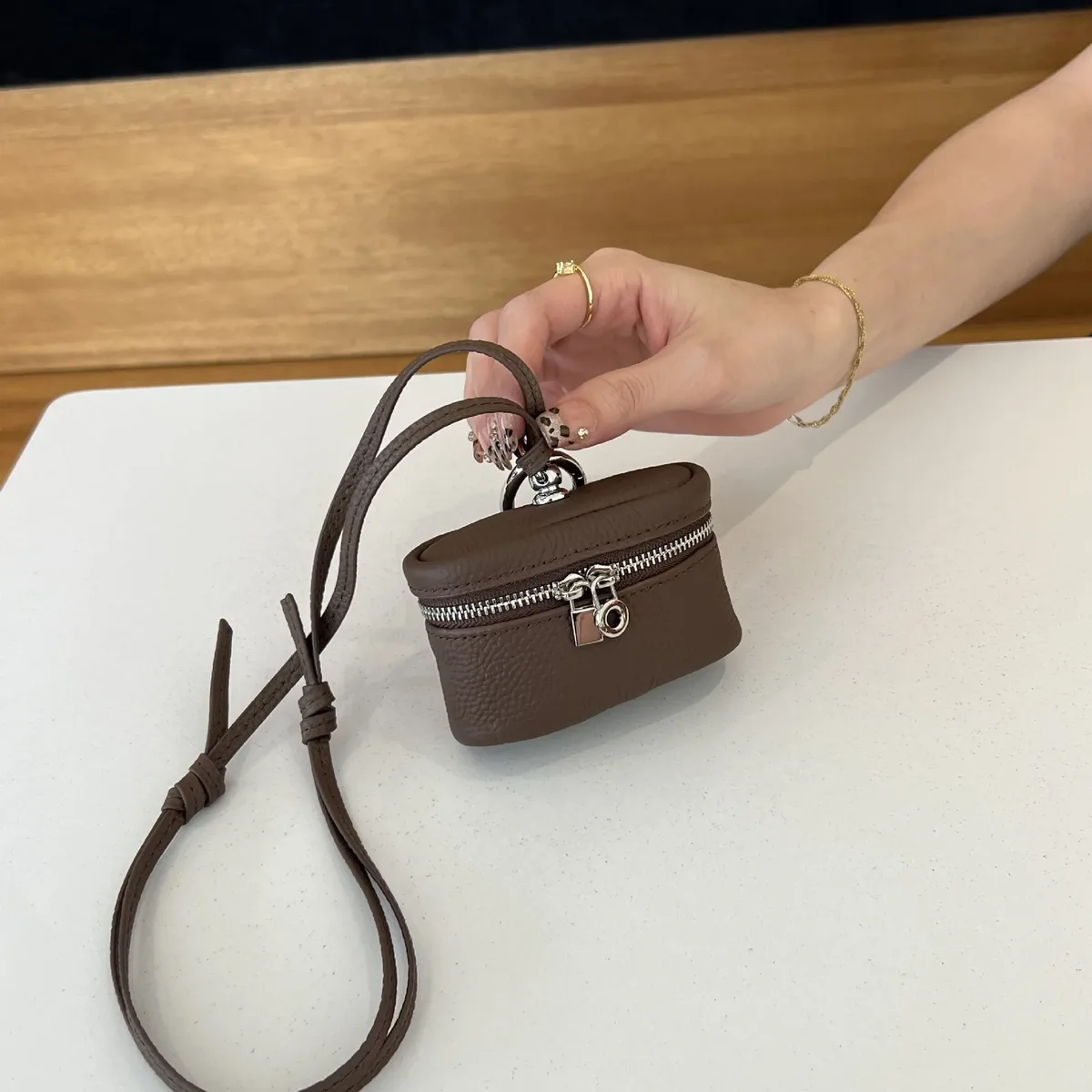 lettres personnalisées gratuites sac en peau de vache charme petit porte-monnaie ins vent simple portable sac de cou rouge à lèvres organisateur sac écouteur sac