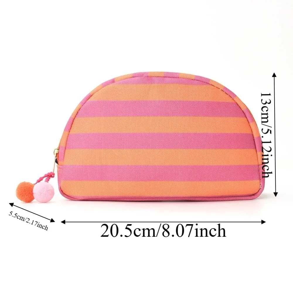 pochette cosmétique rayée durable, légère et portable, forme coquille, couleurs contrastées, pompon, rangement polyvalent