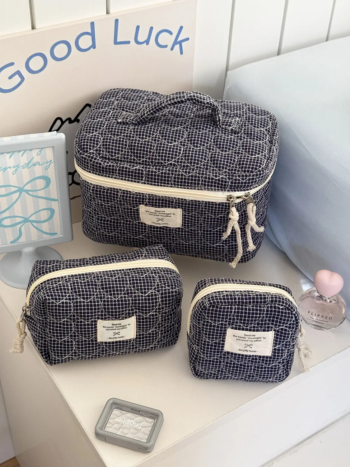 trousse toilette coton rouge noir bleu motif géométrique matelassé portable pliable cosmétiques maquillage voyage