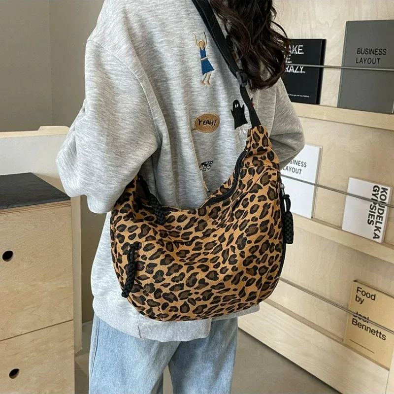 sac hobo imprimé léopard unique, sac à bandoulière sportif pour les déplacements, tout rond, sac à cosmétiques polyvalent et élégant pour femmes