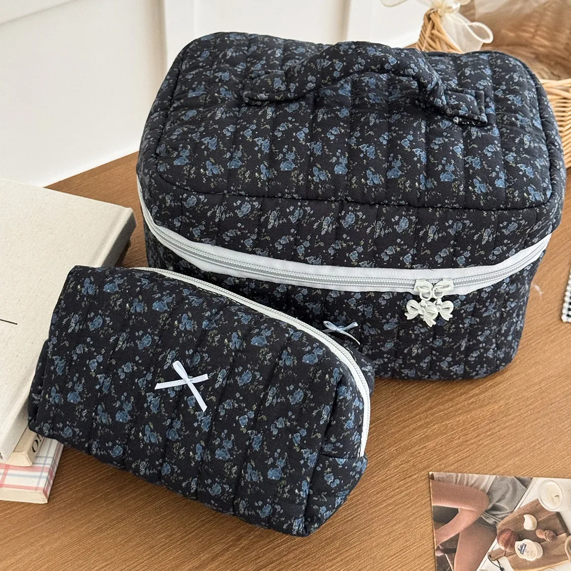 sac de maquillage de personnalité noir et blanc pour femmes, grande capacité, fleur bleue, pochette de rangement de cosmétiques, sac à main de toilette pour dames, sac à fermeture éclair