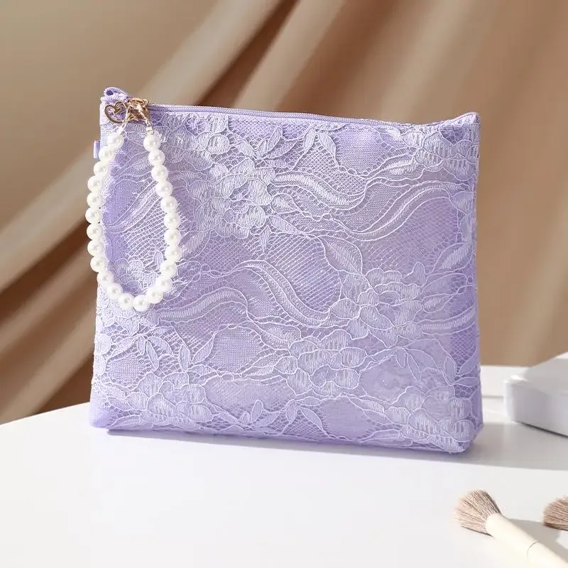pochette de maquillage en dentelle avec bracelet de poignet en perles, design semi-transparent, pochette cosmétique pour le rangement quotidien et les voyages.