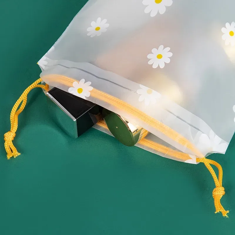 organisateur voyage transparence motif fleurs blanches fond gris corde jaune nylon plastique petit moyen grand