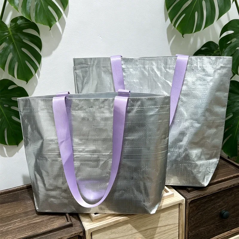 sac de courses réutilisable imperméable argenté avec poignées violettes, sac fourre-tout tissé à bandoulière, sac à main portable pour courses, vêtements et rangement quotidien