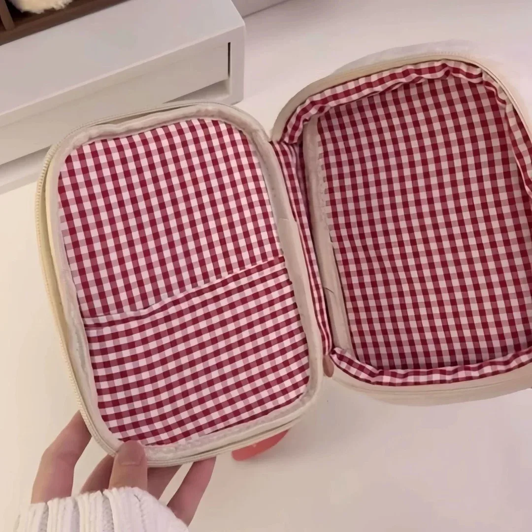 trousse de maquillage sandwich aux fraises, portable, grande capacité, étui multifonctionnel en peluche pour femmes, trousse de toilette et de cosmétiques