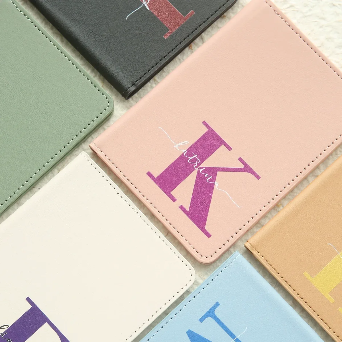 housse de passeport personnalisée avec nom et initiales, porte-passeport chic personnalisé, cadeau de voyage unique pour mariage, anniversaire, accessoires