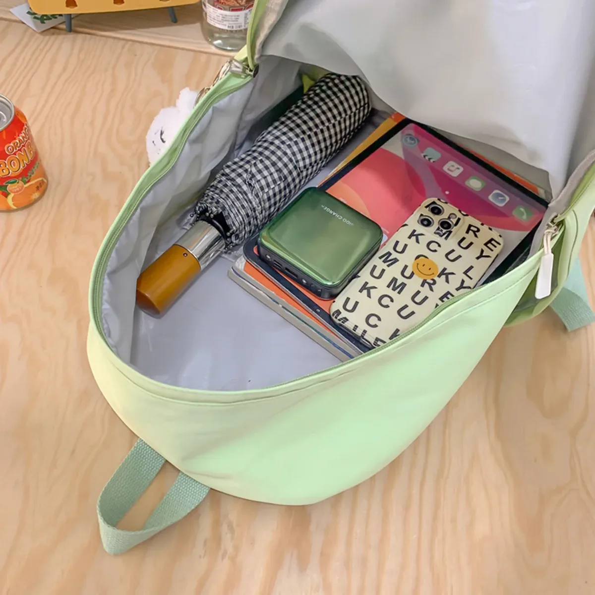 sac dos nylon imperméable vert pastel rouge beige noir poche avant zippée pomponneuse blanche bandoulière arquée usage voyage