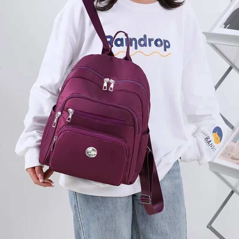 petit sac à dos noir et marron à motif quadrillé classique, plusieurs poches zippées, sac à dos décontracté et tendance, peut contenir un téléphone, des cosmétiques et des essentiels