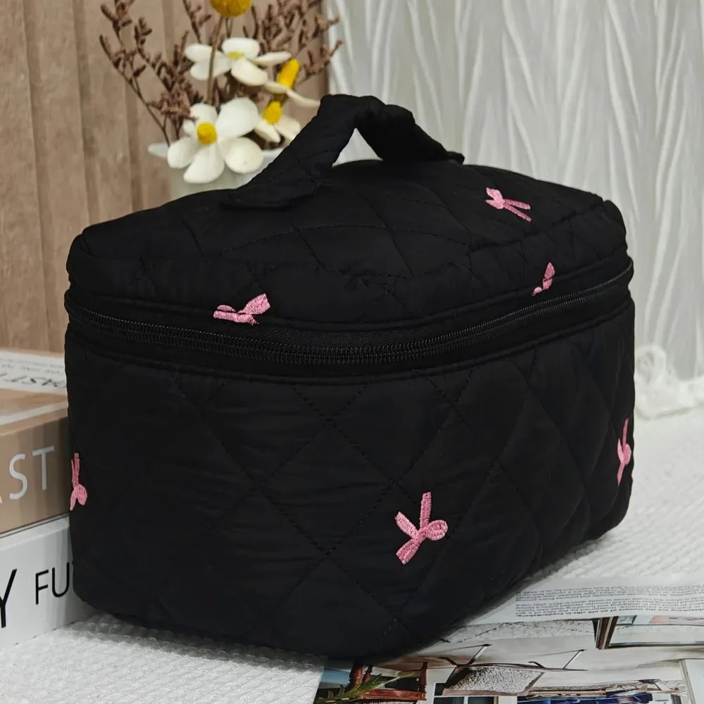 sac de rangement pour femmes, trousse de maquillage portable noire, grande capacité, nœud rose, pochette cosmétique matelassée, sac à main pour dames, articles de toilette de voyage, 2025