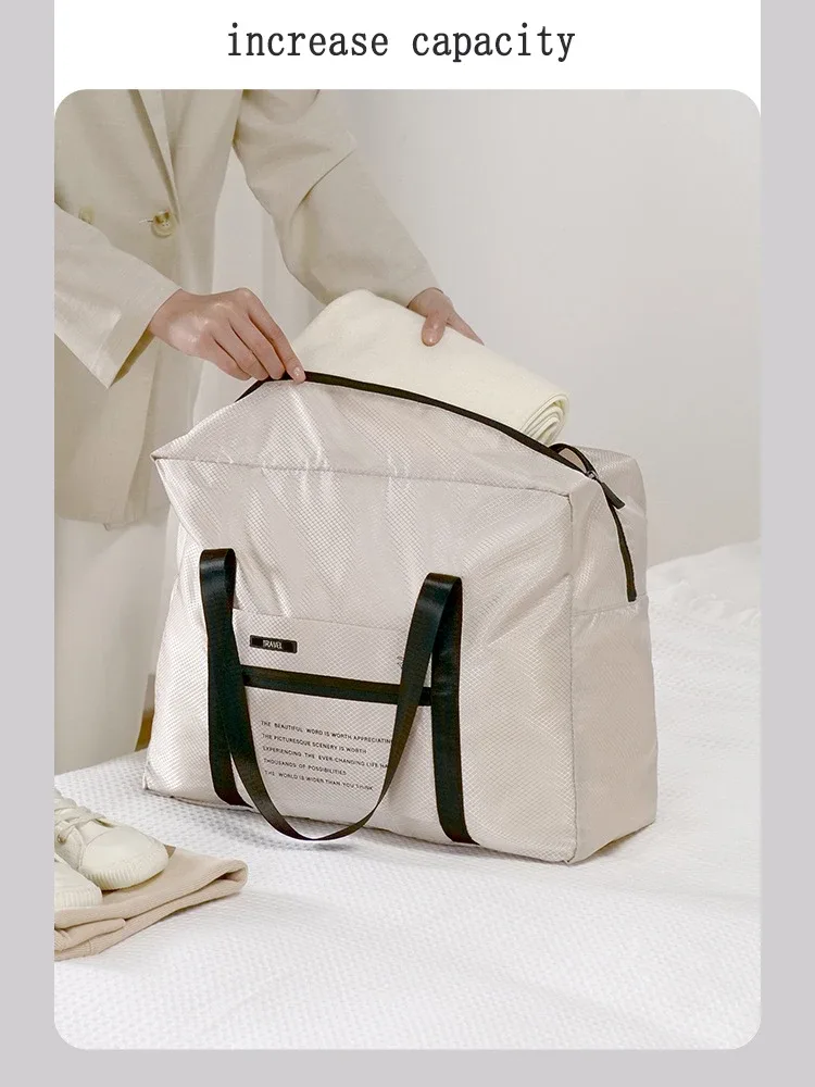 un sac à main pliable qui peut être fixé à la poignée d'un bagage, avec une grande capacité pour contenir les essentiels de voyage ; il peut également être plié en un sac de rangement compact en quelques étapes simples