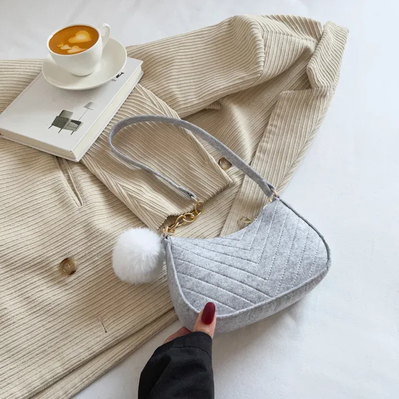 mini sacs à bandoulière pour femmes, sac en feutre à la mode, design avancé sous les bras, beaux sacs à main croissant, sacoche de selle 2025