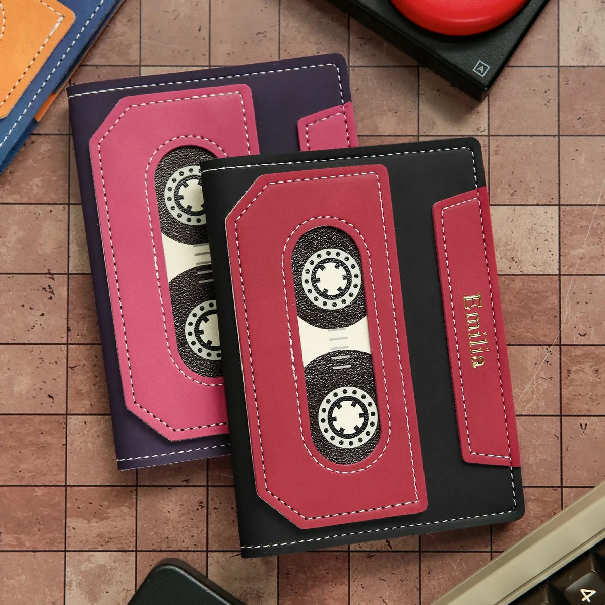 housse de passeport en pu à motif cassette rétro, porte-passeport multifonction avec emplacements cartes, personnalisable gravure prénom, accessoire de voyage vintage, cadeau original pour amateurs de voyages et musiqu