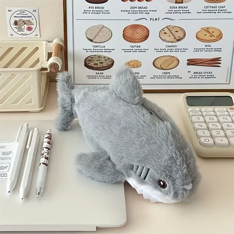 chaussons voyage forme requin gris clair détails blancs pelucheux doux flanelle organisateur cube sac compression pochette rangement