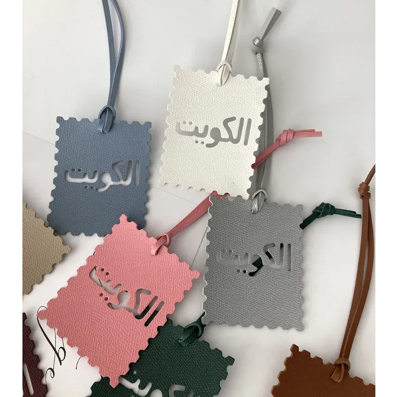étiquette bagage imitation cuir motif dentelé couleur multiple texte arabes voyage identité valises nom adresse
