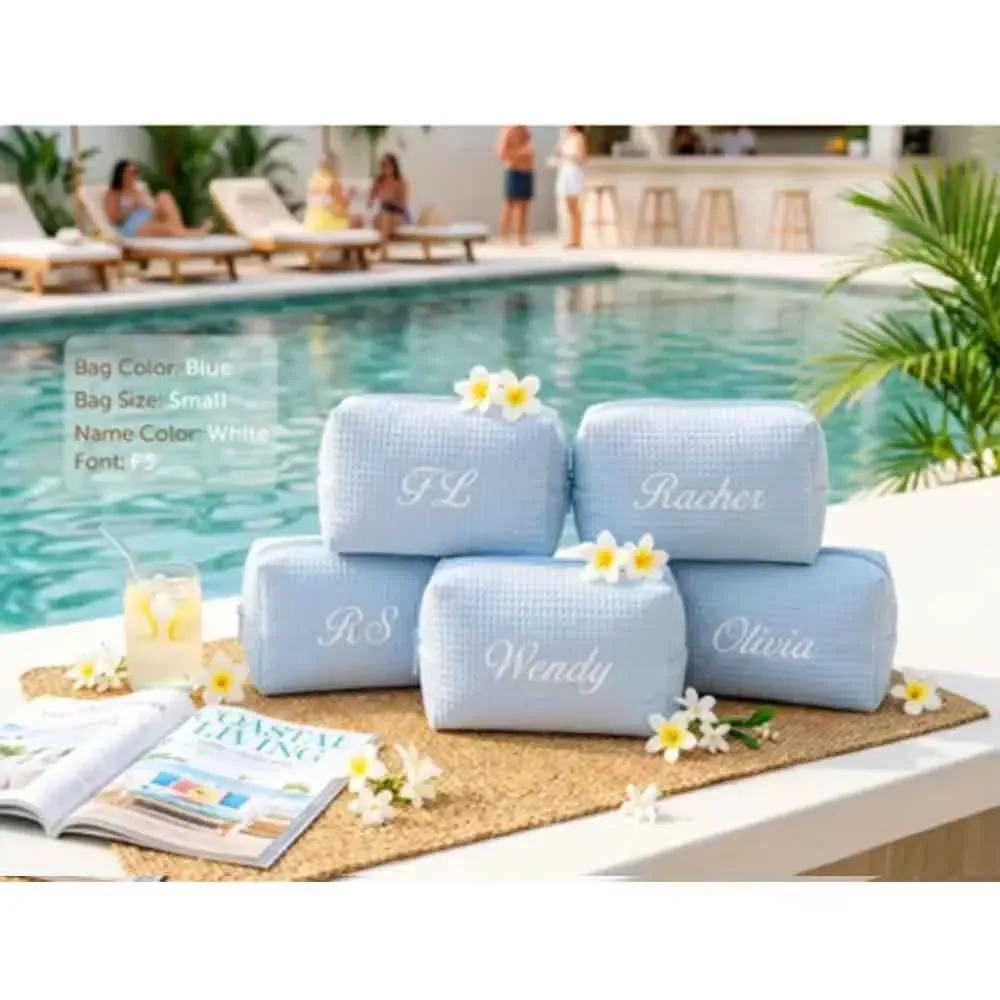 trousse de toilette personnalisée en tissu gaufré : pochette de toilette monogrammée | organisateur de voyage avec nom brodé | cadeau pour une future mariée