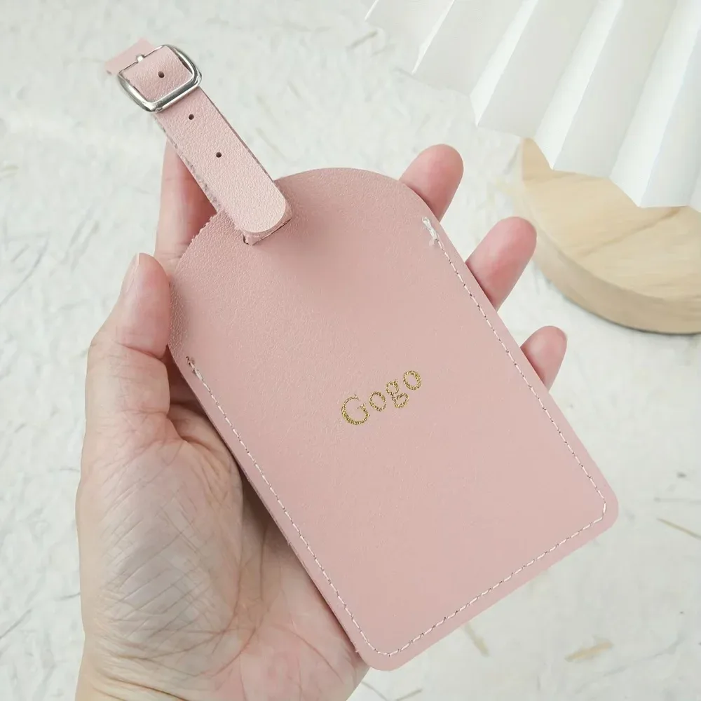 étiquette de bagage personnalisée en cuir végétalien avec monogramme en argent ou en or et carte de confidentialité pour valises