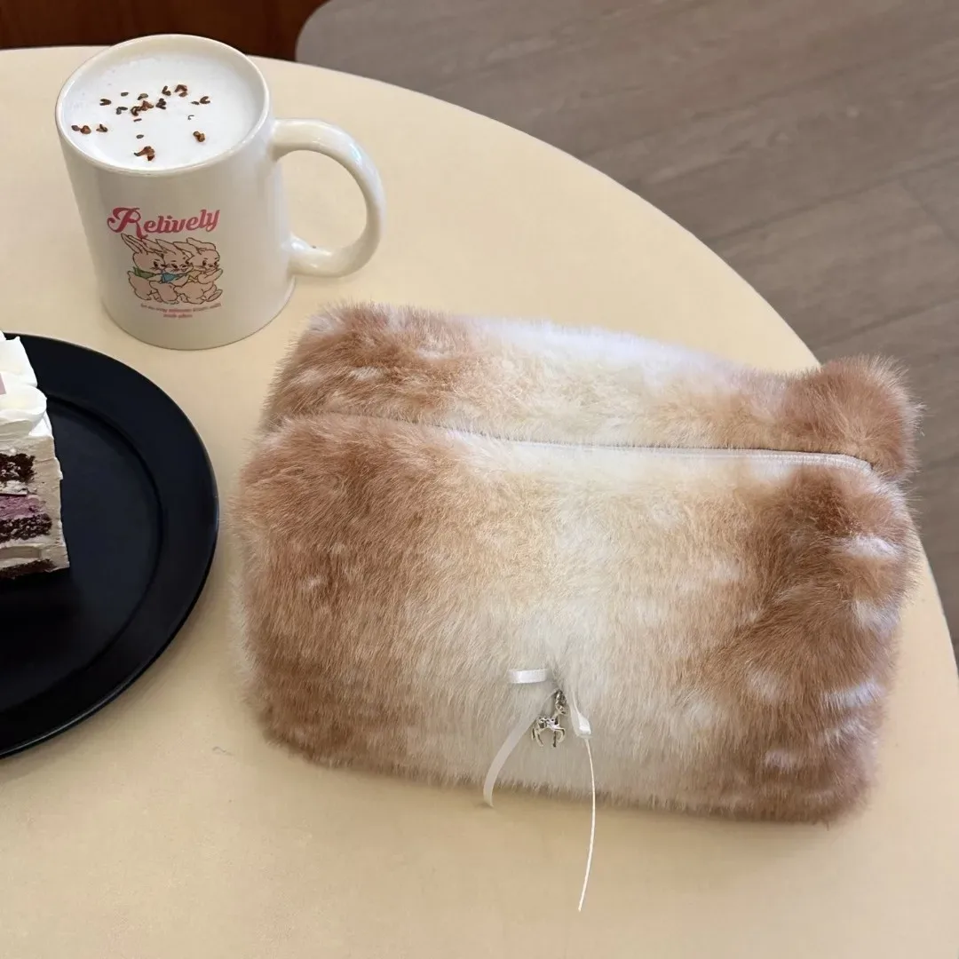 trousse de toilette tendance en peluche grande capacité, organisateur de maquillage portable de voyage, essentiel haut de gamme pour le rangement des soins de la peau et des articles de toilette