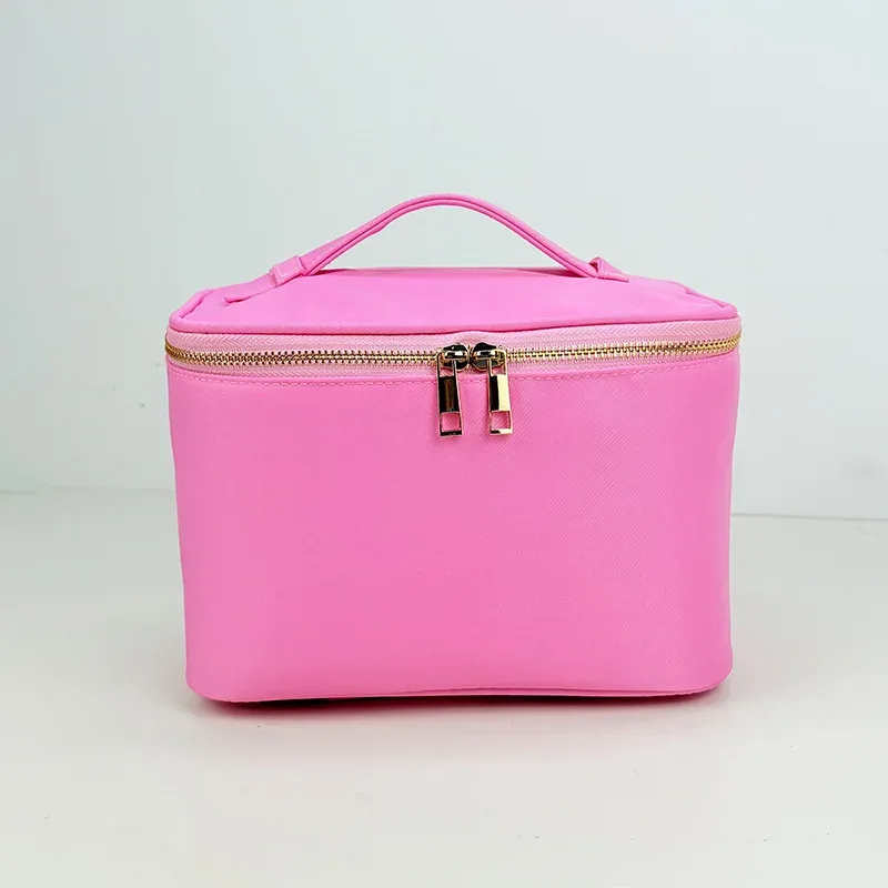 sac cosmétique nylon vert pastel fermeture éclair poignée dorée organisation maquillage voyage soirées pyjama