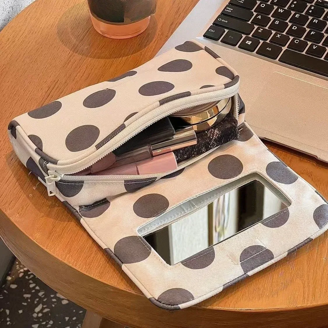 grande trousse de maquillage pliable et portable, avec fermeture éclair, miroir intégré et compartiments de rangement, idéale pour les voyages et l’organisation des produits de beauté.