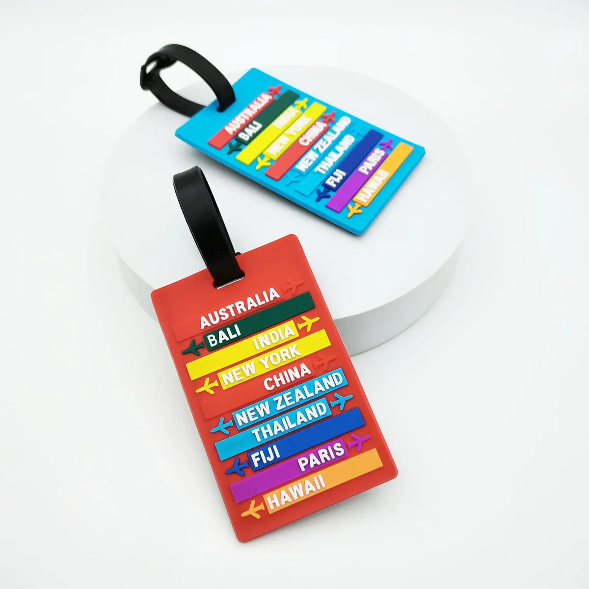étiquette bagage caoutchouc motif pays lignes colorées lettres blanches fond couleur voyage identité valise nom adresse