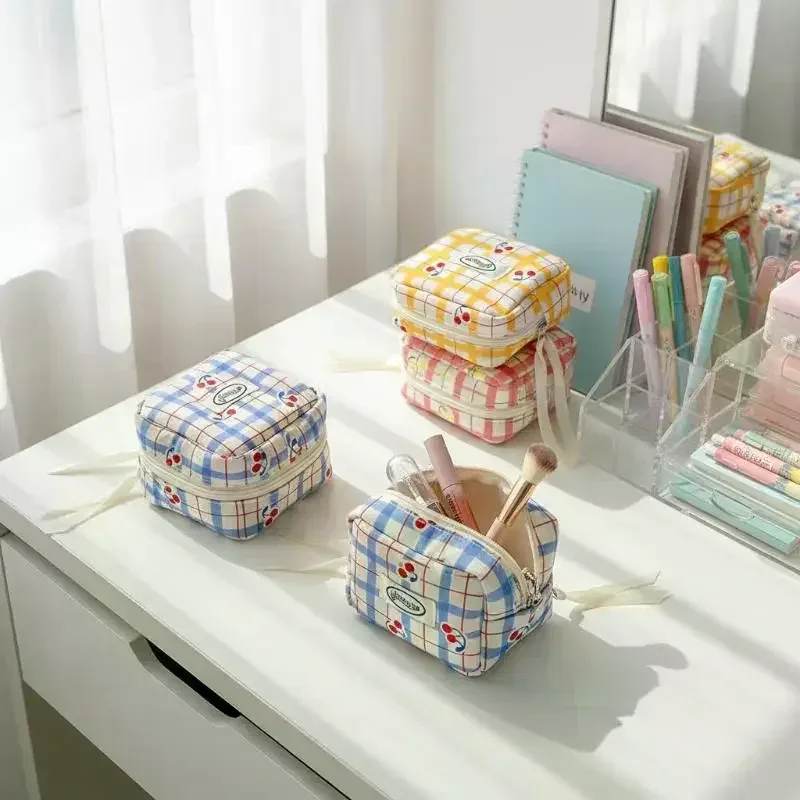 grande trousse de toilette coréenne à carreaux, sac à serviettes hygiéniques à petites cerises de grande valeur, mini sac de rangement portable, sac pour casque bluetooth