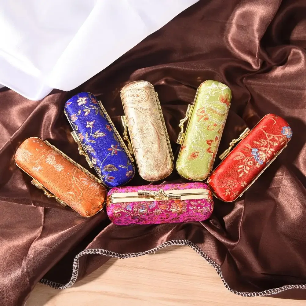 trousse toilette satin motifs floraux dorés fond coloré miroir intérieur contenance cosmétiques voyage femmes