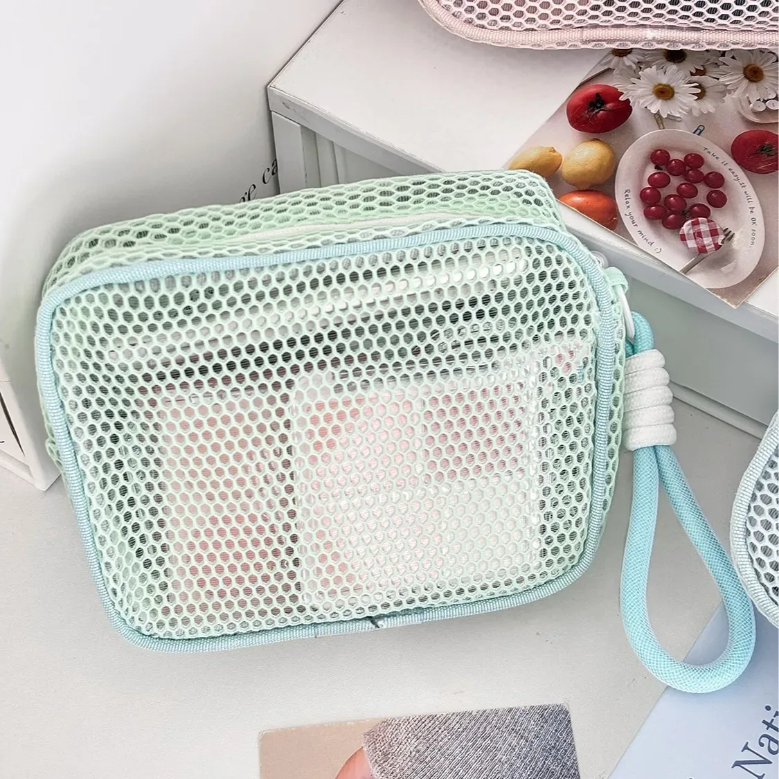 pochette cosmétique en maille cubique, trousse de maquillage esthétique dopamine avec fermeture éclair perlée, sac de toilette de voyage portable de grande capacité