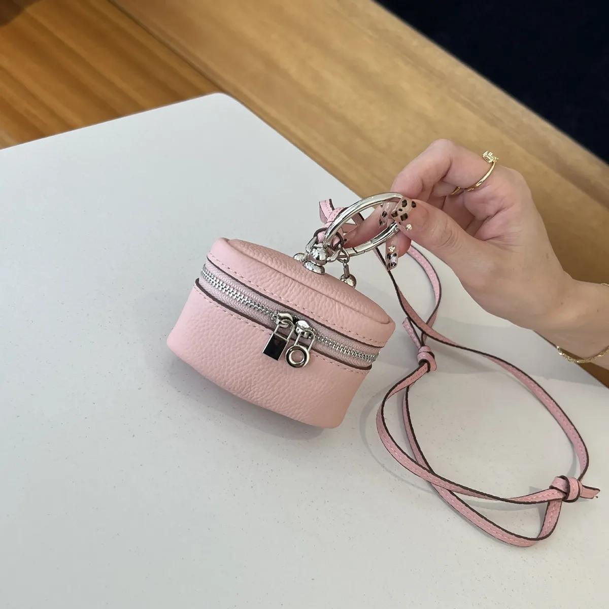 lettres personnalisées gratuites sac en peau de vache charme petit porte-monnaie ins vent simple portable sac de cou rouge à lèvres organisateur sac écouteur sac